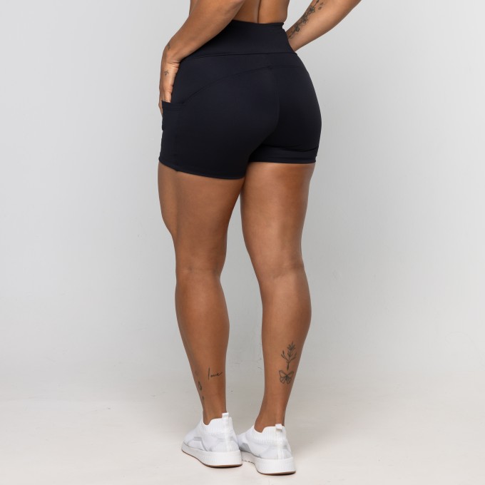 Short Larissa