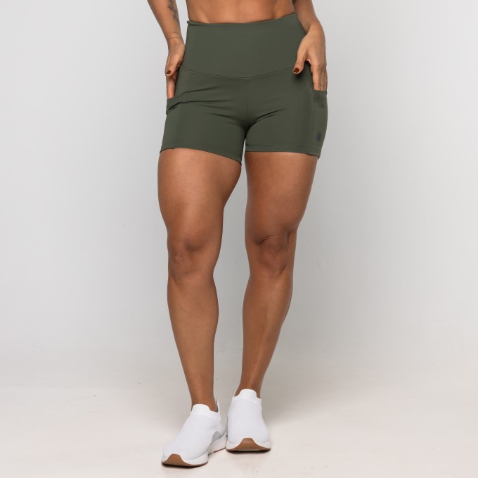 Short Larissa