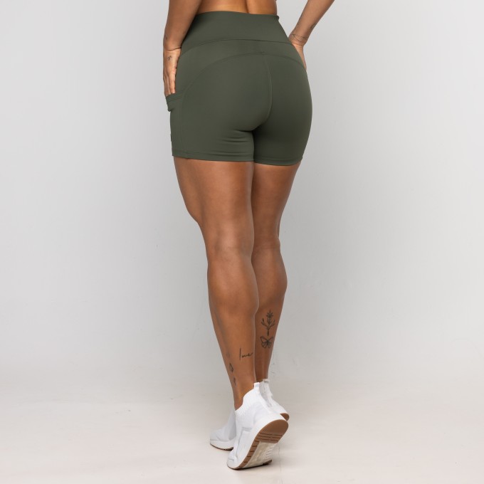 Short Larissa
