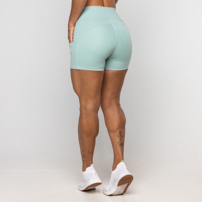 Short Larissa