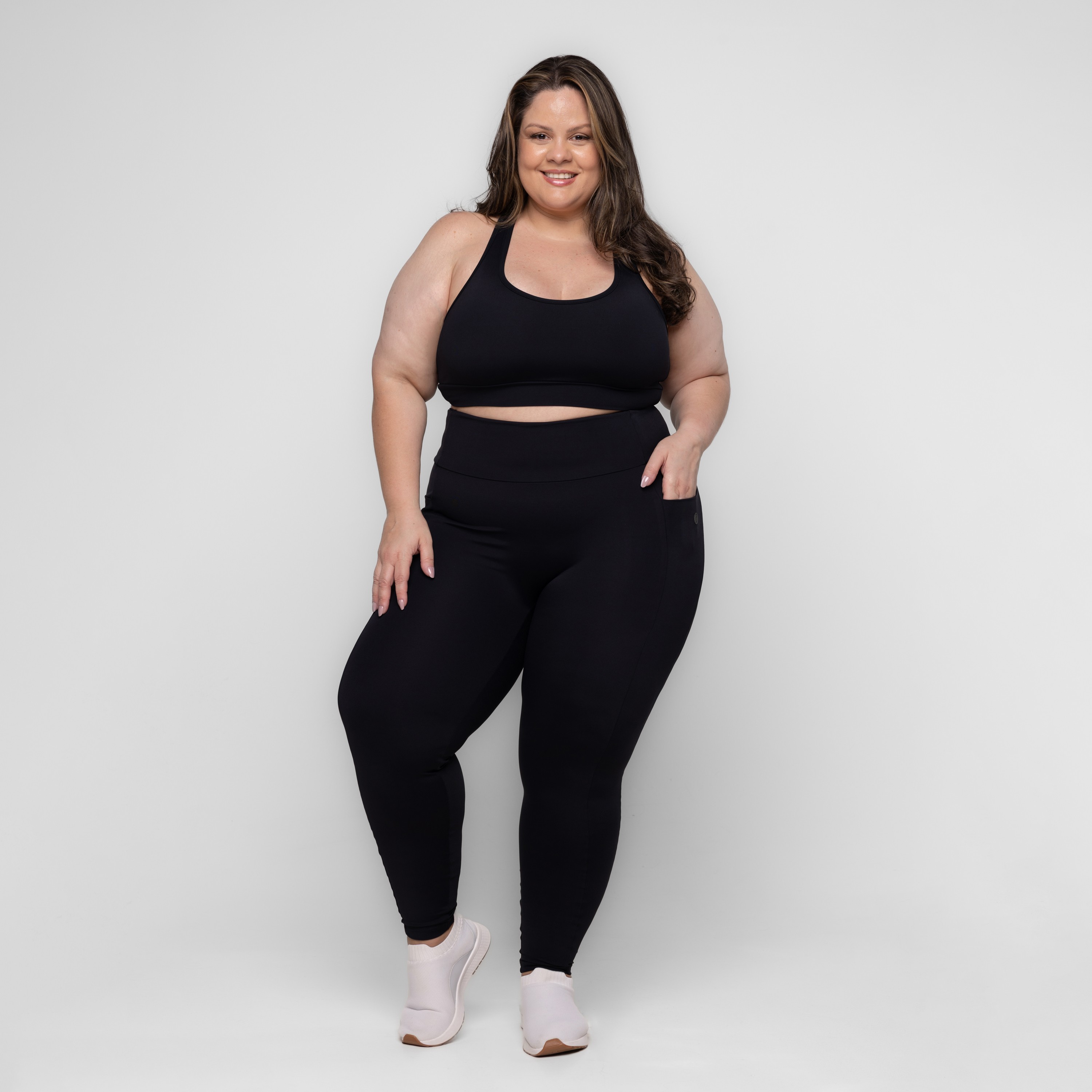 CALÇA LEGGING FITNESS PLUS SIZE LARAH COM BOLSOS KEEP MOVE