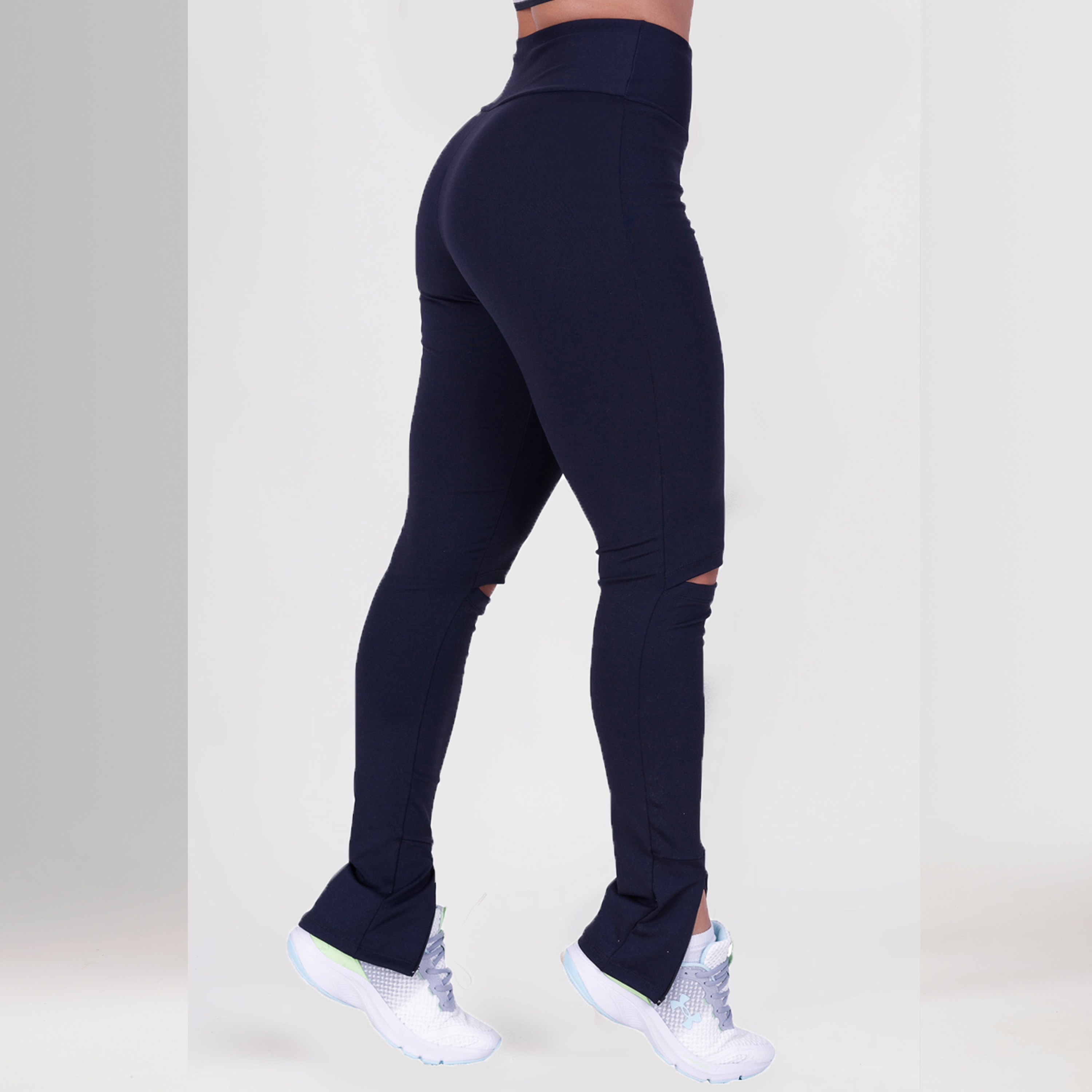 Calça legging Branca com ziper nos joelhos.